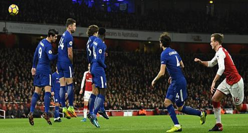 النني يظهر في قمة لندن السلبية بين أرسنال وتشيلسي في كأس كاراباو